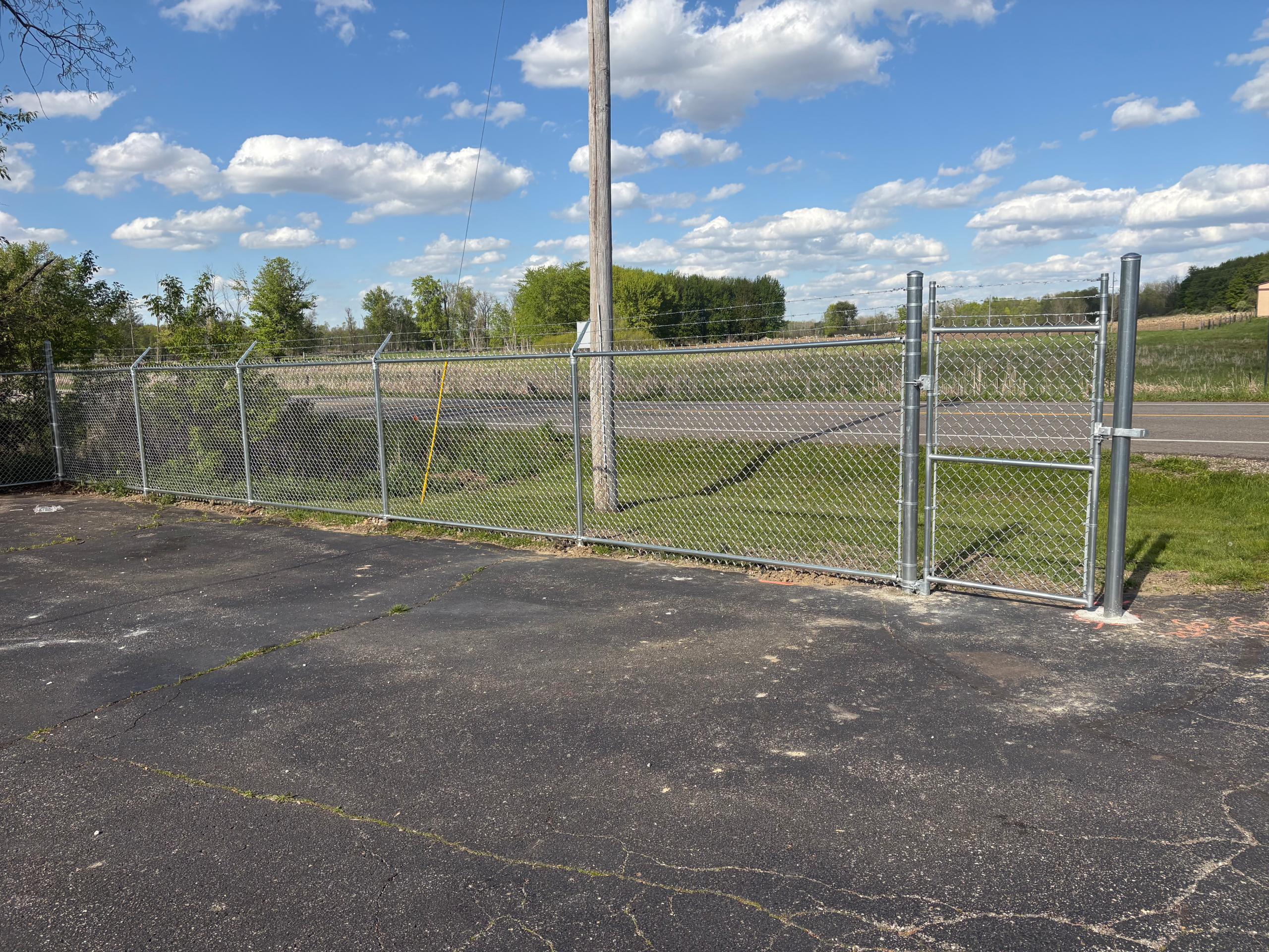 Security chain link fence with manual gate